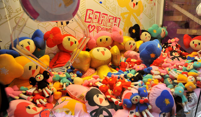 <b>COACH｜コーチ</b>　Poppyちゃんキャッチャーに白熱するゲストの姿はまさに子どものように無邪気だった。