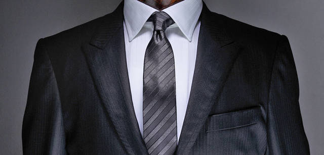 　スーツの美しさは、なんといってもいまの時代を呼吸するフォルムとそれにともなう着心地に尽きる。「PS ポール・スミス」のソリッドで立体的なフォルムを追求しながら、身体を包み込むようなソフトな着心地は、おしゃれ心を決して裏切らない。また、「PS ポール・スミス」らしいVゾーンのソリッドな印象もシーンによって使い分けたい。自分自身を装えるスーツは、男のセクシーさと精神性をしっかりと両立させる。<br>ジャケット4万4100円、シャツ1万6800円（いずれもPS ポール・スミス）ネクタイ9450円（ポール・スミス）