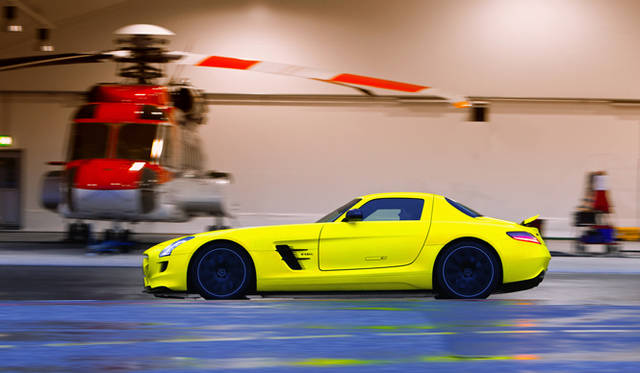 <b>Mercedes Benz｜メルセデス SLS AMG<br></b>滑走路での試乗