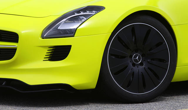 <b>Mercedes Benz｜メルセデス SLS AMG<br></b>フロントフェンダー＆ホイール