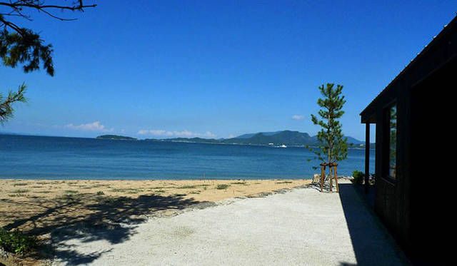 <b>瀬戸内国際芸術祭2010</b>　現場までの道のりもすばらしいクリスチャン・ボルタンスキー 「心臓音のアーカイブ」　こんな道を抜けると世界が凝縮した海辺の小屋に出合う。