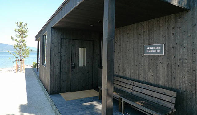 <b>瀬戸内国際芸術祭2010</b>　現場までの道のりもすばらしいクリスチャン・ボルタンスキー 「心臓音のアーカイブ」　こんな道を抜けると世界が凝縮した海辺の小屋に出合う。