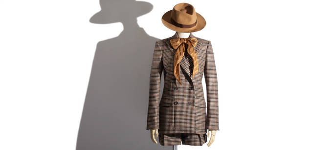 <b>Salvatore Ferragamo｜サルヴァトーレ フェラガモ</b>　カシミア100パーセントで着心地も抜群なチェックのパンツスーツ。冒険心旺盛に、凛としたアティチュードで着こなしたい。インナーにはシフォンと光沢感のあるサテンとがストライプ状にあしらわれたボウタイブラウスを合わせて。ジャケット 31万2900円、パンツ 15万2250円、中に着たブラウス 13万4400円、ハット　5万5650円（すべてサルヴァトーレ フェラガモ／フェラガモ・ジャパン）