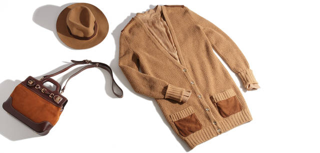 <b>Salvatore Ferragamo｜サルヴァトーレ フェラガモ</b>　ややローゲージのロングニットカーディガンは、ゴールドのボタンづかいや、スエードのエポーレット、ポケットのデザインがかわいい。金糸の織り込まれたシフォンブラウスを合わせて、キャメルからブラウンのカラーレンジが美しいコーディネイトに。ロングニットカーディガン 19万7400円、シフォンブラウス 15万9600円、ハット　5万5650円、バッグ [W30×H23×D7cm] 16万5900円（すべてサルヴァトーレ フェラガモ／フェラガモ・ジャパン）