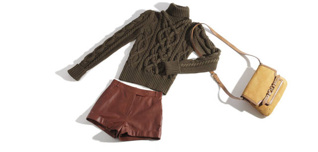<b>Salvatore Ferragamo｜サルヴァトーレ フェラガモ</b>　永遠の定番アイテム、ケーブル編みニットは細身を選んでスマートに着こなして。オリーブ色で個性をプラス。ショートパンツはナッパ素材で上質な着心地。ニット16万8000円、ショートパンツ 20万4750円、フロントの金具にはブランドのアイコンである「ガンチーニ」モチーフが。バッグ[W27×H21×D6cm] 10万800円（すべてサルヴァトーレ フェラガモ／フェラガモ・ジャパン）