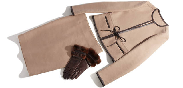 <b>Salvatore Ferragamo｜サルヴァトーレ フェラガモ</b>　レディライクなキャメル色のアイテムは、今季ぜひ取り入れたいアイテム。ブラウンレザーのトリミングでよりシックに。ノーカラージャケットにタイトスカートで、洗練されたフォルムをストイックに追求。ジャケット 21万8400円、スカート 10万9200円、とても柔らかなレザーにオリラグファー、ケーブル編みニットが組み合わせれたラグジュアリーなグローブ。7万3500円（すべてサルヴァトーレ フェラガモ／フェラガモ・ジャパン）