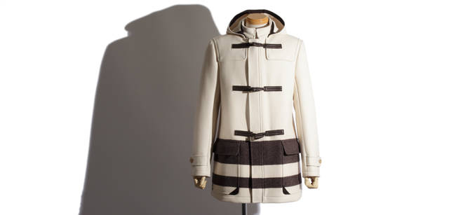 <b>Salvatore Ferragamo｜サルヴァトーレ フェラガモ</b>　アイボリー×ブラウンのカラーリングは、今季ぜひトライしたい組み合わせ。茶系の小物を合わせて、アクティブな印象で着こなしたい。トグル・ボタンはレザーでカバーされている。フードは取り外し可能、内側にもポケットがつけられ機能性も高い。フロントジップアップ式ダッフルコート 38万100円（サルヴァトーレ フェラガモ／フェラガモ・ジャパン）