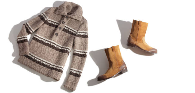 <b>Salvatore Ferragamo｜サルヴァトーレ フェラガモ</b>　ベージュ×ブラウンの色合いがやさしいローゲージニットは、アルパカ素材使用で着心地抜群。ニット16万5900円、バルキーセーターに、ブーツを合わせてワイルドに着こなして。ブーツ 12万6000円（ともにサルヴァトーレ フェラガモ／フェラガモ・ジャパン）