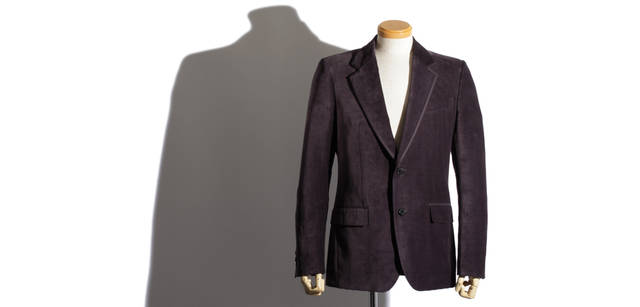 <b>Salvatore Ferragamo｜サルヴァトーレ フェラガモ</b>　グログランのパイピングがほどこされたラペルと広めにあいたVゾーンの組み合わせは、堂々とした印象に見せてくれる。じつはコーデュロイを横向きに使っているという、さりげない個性が光る一着。秋口にはこんなグレイッシュパープルのジャケットで、あたたかな着こなしを楽しみたい。ジャケット 20万4750円（すべてサルヴァトーレ フェラガモ／フェラガモ・ジャパン）