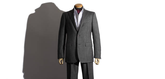 <b>Salvatore Ferragamo｜サルヴァトーレ フェラガモ</b>　細すぎず太すぎもしない程良いサイズ感のサイドベンツスーツは、着るひとを堂々とした印象に見せてくれる。スーツ 20万7900円、白シャツ 3万6750円、スカーフ 2万6250円（すべてサルヴァトーレ フェラガモ／フェラガモ・ジャパン）