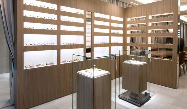 <strong>999.9｜フォーナインズ</strong>　木の温かみがありつつもシャープで洗練された展示空間