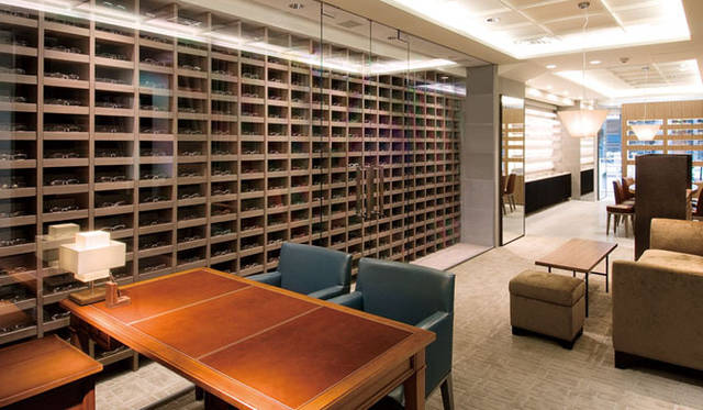 <strong>999.9｜フォーナインズ</strong>　ワインセラーのような展示スペースは圧巻、ソファ-でゆっくり掛け心地をチェックできる