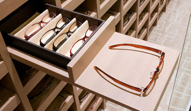 <strong>999.9｜フォーナインズ</strong>　ワインセラーの引き出しをあけると、眼鏡がずらり