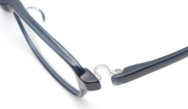 <strong>999.9｜フォーナインズ</strong>　逆Rヒンジ　フォーナインズ独自の形状で、眼鏡使用時にかかる負担を吸収する機能を持ったパーツ。　3万450円