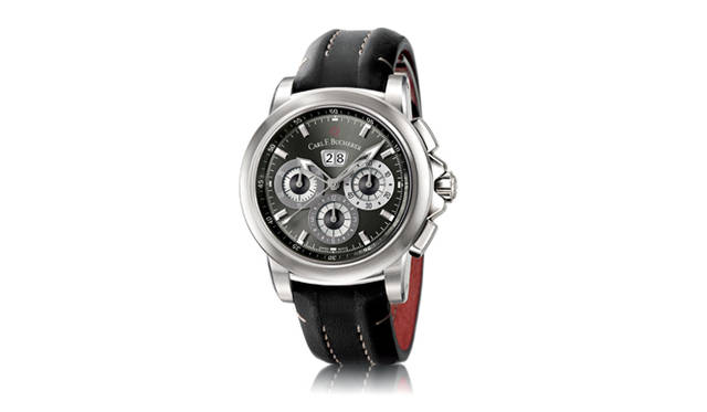 <strong>CARL F．BUCHERER｜カール F. ブヘラ</strong> 「パトラビ クロノデイト」<br/>フレディ・バース着用の腕時計は、クロノグラフとビッグデイト表示を備えたモデル。2008年の登場以降多大な人気を誇る、同社のフラグシップモデルのひとつだ。自動巻き（「CFB1956」搭載）、SSケース×カーフストラップ、67万2000円。