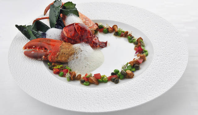 <strong> BERNARDAUD｜ベルナルド</strong>　「ECUME（エキュム）シリーズ」<br>上記イメージは、今回の「ECUME（エキュム）シリーズ」発売を記念して、いま注目の東京・広尾のフレンチレストラン『ア・ニュ』のオーナーシェフ 下野昌平氏が盛りつけを担当。