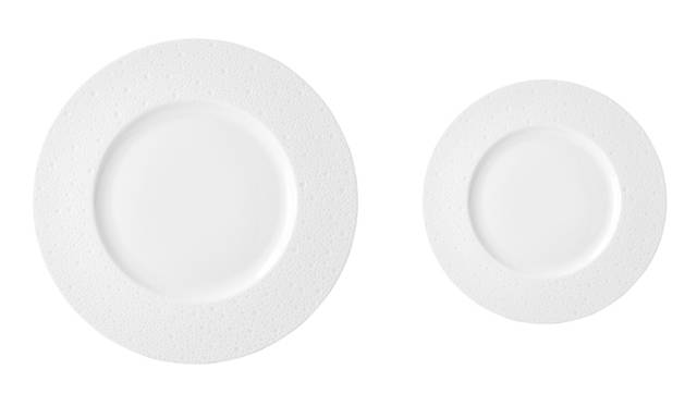 <strong> BERNARDAUD｜ベルナルド</strong>　「ECUME（エキュム）シリーズ」<br>＜プレート＞　サービスプレート（31.5cm）1万2600円、ディナープレート（26cm）8400円、スーププレート（23cm）8400円、サラダプレート（21cm）6300円、ブレッド＆バタープレート（16cm）5250円<br />※記事作成時、2010年当時の価格
