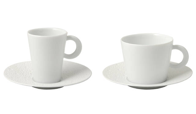 <strong> BERNARDAUD｜ベルナルド</strong>　「ECUME（エキュム）シリーズ」<br>左／コーヒーカップ＆ソーサー（60ml）1万500円、右／ティーカップ＆ソーサー（170ml）1万2600円<br />※記事作成時、2010年当時の価格