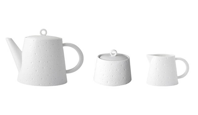 <strong> BERNARDAUD｜ベルナルド</strong>　「ECUME（エキュム）シリーズ」<br>左から、ポット（1L）4万9350円、シュガーボウル 3万1500円、クリーマー（250ml）2万4150円<br />※記事作成時、2010年当時の価格