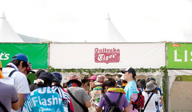 <b>オニツカタイガー×スペースシャワー TV｜SWEET LOVE SHOWER 2010</b>　行列ができるオニツカタイガーブース