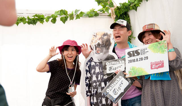 <b>オニツカタイガー×スペースシャワー TV｜SWEET LOVE SHOWER 2010</b>　タイガーと一緒にチェキフォトサービス