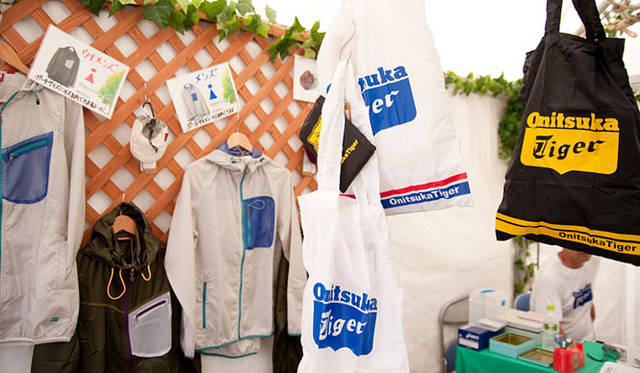 <b>オニツカタイガー×スペースシャワー TV｜SWEET LOVE SHOWER 2010</b>　夏フェススタイルの商品を展示・販売