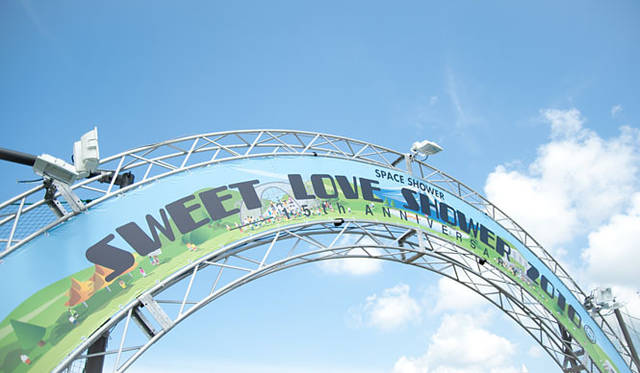 <b>オニツカタイガー×スペースシャワー TV｜SWEET LOVE SHOWER 2010</b>　SPACE SHOWER SWEET LOVE SHOWER 2010 −15th ANNIVERSARY− 入場ゲート