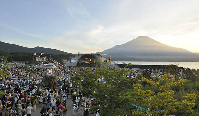 <b>オニツカタイガー×スペースシャワー TV｜SWEET LOVE SHOWER 2010</b>　円形のアーチが印象的な特設ステージ「LAKESIDE STAGE」。© SPACE SHOWER TV