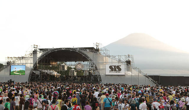<b>オニツカタイガー×スペースシャワー TV｜SWEET LOVE SHOWER 2010</b>　「LAKESIDE STAGE」は山中湖に面し、富士山と山中湖を一望できるロケーションは抜群！　© SPACE SHOWER TV