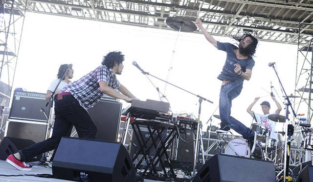 <b>オニツカタイガー×スペースシャワー TV｜SWEET LOVE SHOWER 2010</b>　YOUR SONG IS GOOD　© SPACE SHOWER TV