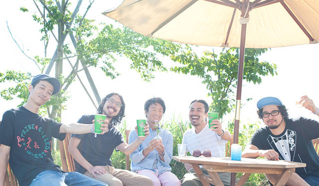 <b>オニツカタイガー×スペースシャワー TV｜SWEET LOVE SHOWER 2010</b>　ステージが終了してくつろぐYOUR SONG IS GOODのメンバー。