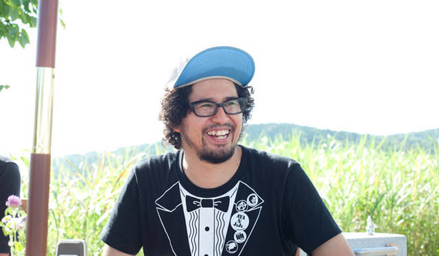 <b>オニツカタイガー×スペースシャワー TV｜SWEET LOVE SHOWER 2010</b>　インタビューに答えるサイトウ“JxJx”ジュン（YOUR SONG IS GOOD）