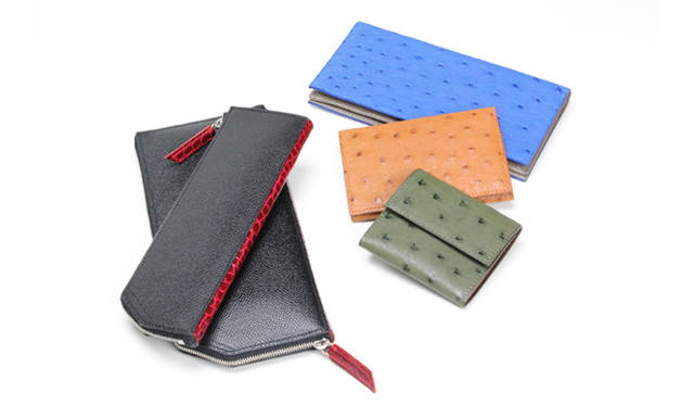 <strong>Camille Fournet｜カミーユ・フォルネ</strong>　左｜BOREADES（ボレアド）シリーズ2点（ラウンドファスナー長札入れ　8万4000円、ラウンドファスナーペンケース　2万9400円）それぞれ2素材、9色展開　　右｜オストリッチレザーグッズ3点（長札入れ　7万3500円、名刺入れ　5万2500円、小銭入れ　3万7800円）長札＆小銭入れ6色展開、名刺入れ3色展開