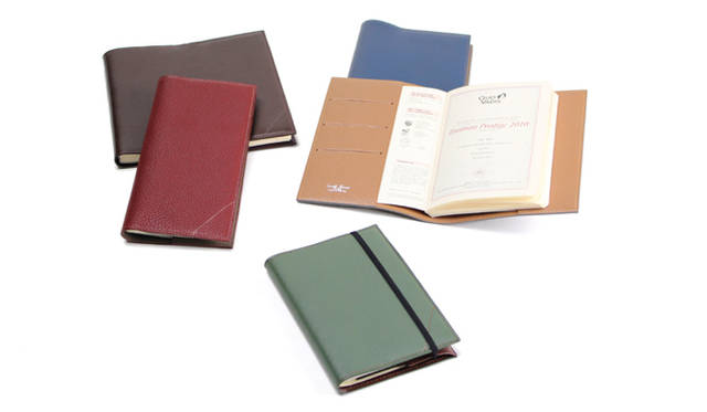 <strong>Camille Fournet｜カミーユ・フォルネ</strong>　左から時計回りに、手帳ケース（エグゼクティブ）3万9900円、手帳ケース（ビジネス）3万6750円、手帳ケース（モレスキン）3万1500円。それぞれ2素材、７色展開