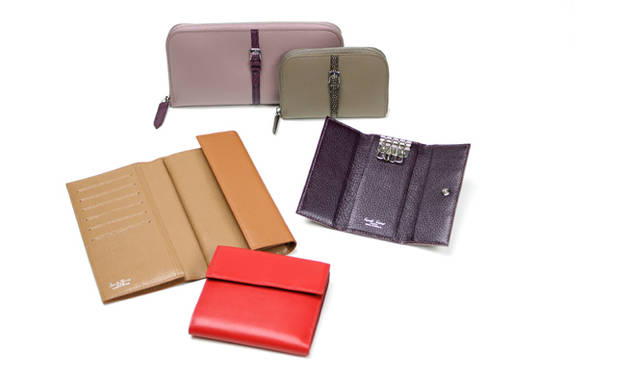 <strong>Camille Fournet｜カミーユ・フォルネ</strong>　左から時計回りに、ラウンドファスナー長札入れ7万5600円、マルチカードケース5万400円、キーケース2万5200円、二つ折財布（小銭入れ付）6万8250円、二つ折長札入れ（小銭入れ付）7万3500円。ラウンドファスナー長札入れ、マルチカードケースは共に8色展開。二つ折長札入れ、二つ折財布（小銭入れ付）、キーケースは6色展開