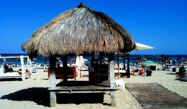 Ibiza Chillout Lounge｜『Sands』　お店の目の前には、広い砂浜が広がる。