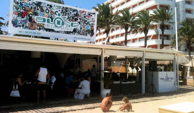 Ibiza Chillout Lounge｜『Sands』　パーティー目当ての若者たちに人気のビーチ“プラヤデンボッサ”に『Sands』はある。