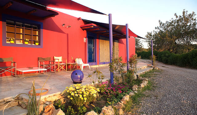 Ibiza Chillout Lounge｜『SFS』　イタリア人アーティストがプロデュースするだけあってスタジオは大胆な色づかい！