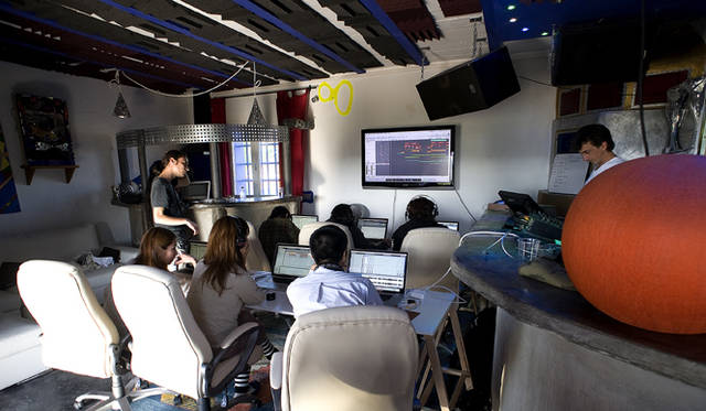 Ibiza Chillout Lounge｜『SFS』　約1ヵ月にわたる音楽スクールには日本人も多数参加している。