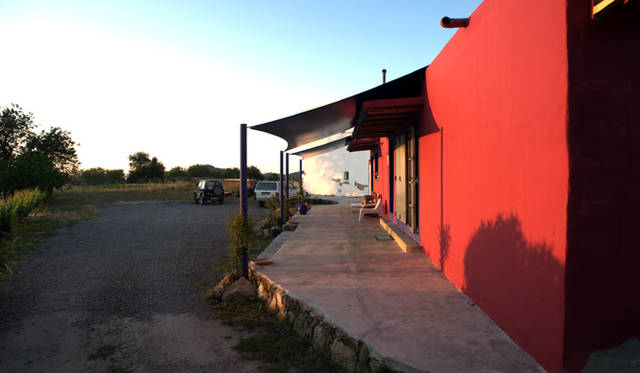 Ibiza Chillout Lounge｜『SFS』　自然のなか、青い空に赤い建物のコントラストが美しいスタジオの外観。