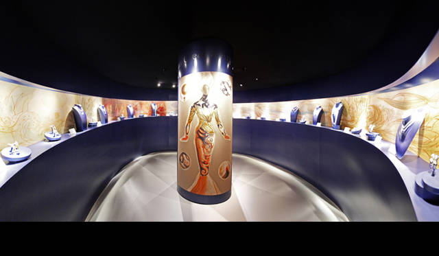 <b>Van Cleef&Arpels｜ヴァン クリーフ＆アーペル</b>　「Les Voyages Extraordinaires（驚異の冒険）」発表会会場。作家ジュール・ヴェルヌの作品からインスパイアされたジュエリーたちが展示された。
