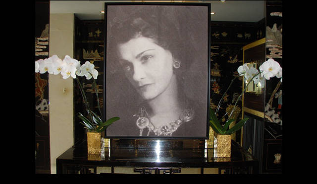 <b>CHANEL｜シャネル</b>　シャネルのジュエリーブティックには、ココ・シャネルのポスターが飾られた。