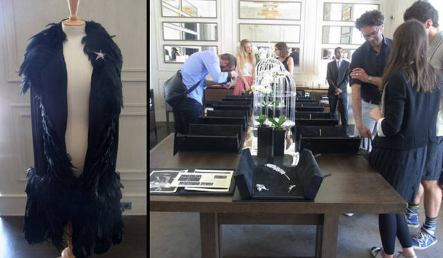 <b>CHANEL｜シャネル</b>　会場のようす。美しい羽根で覆われたコートに、ダイヤモンドがきらめくハイジュエリーがあしらわれた。