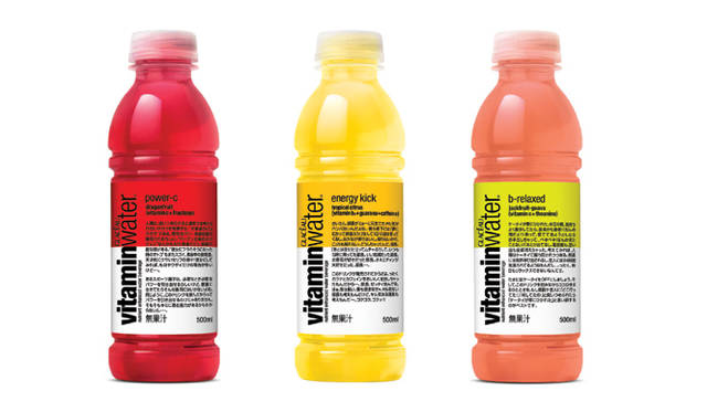 <strong>glacéeau vitaminwater｜グラソー ビタミンウォーター</strong>　左から、「power-c(パワーc)」)」「energy kick(エナジーキック)」「b-relaxed(b-リラックス)」
