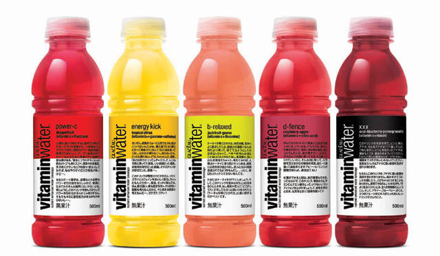 <strong>glacéeau vitaminwater｜グラソー ビタミンウォーター</strong>　左から、「power-c(パワーc)」「energy kick(エナジーキック)」「b-relaxed(b-リラックス)」「d-fence(d-フェンス）」「xxx(トリプルエックス）」