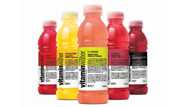 <strong>glacéeau vitaminwater｜グラソー ビタミンウォーター</strong>　左から、「power-c(パワーc)」「energy kick(エナジーキック)」「b-relaxed(b-リラックス)」「d-fence(d-フェンス）」「xxx(トリプルエックス）」