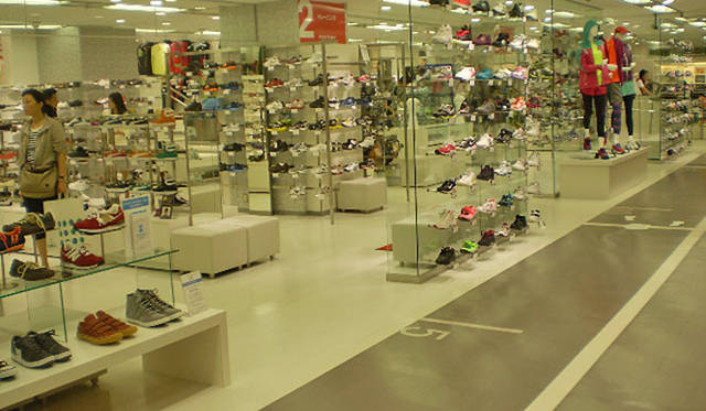 <strong>西武池袋本店｜スポーツ専門大店「SEIBU SPORTS」</strong>　シューズ＆ギア