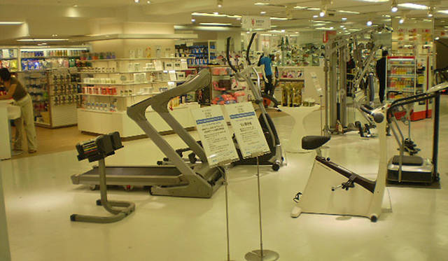 <strong>西武池袋本店｜スポーツ専門大店「SEIBU SPORTS」</strong>　シーズンステージ