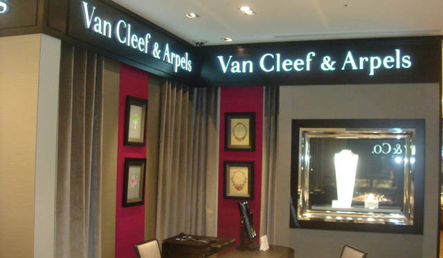 <strong>MITSUKOSHI｜銀座三越</strong> 1階　ヴァン クリーフ＆アーペル