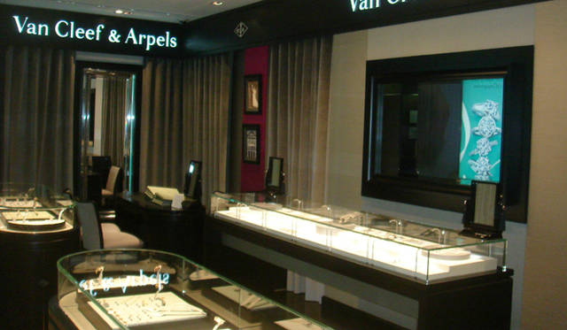 <strong>MITSUKOSHI｜銀座三越</strong>　1階　ヴァン クリーフ＆アーペル